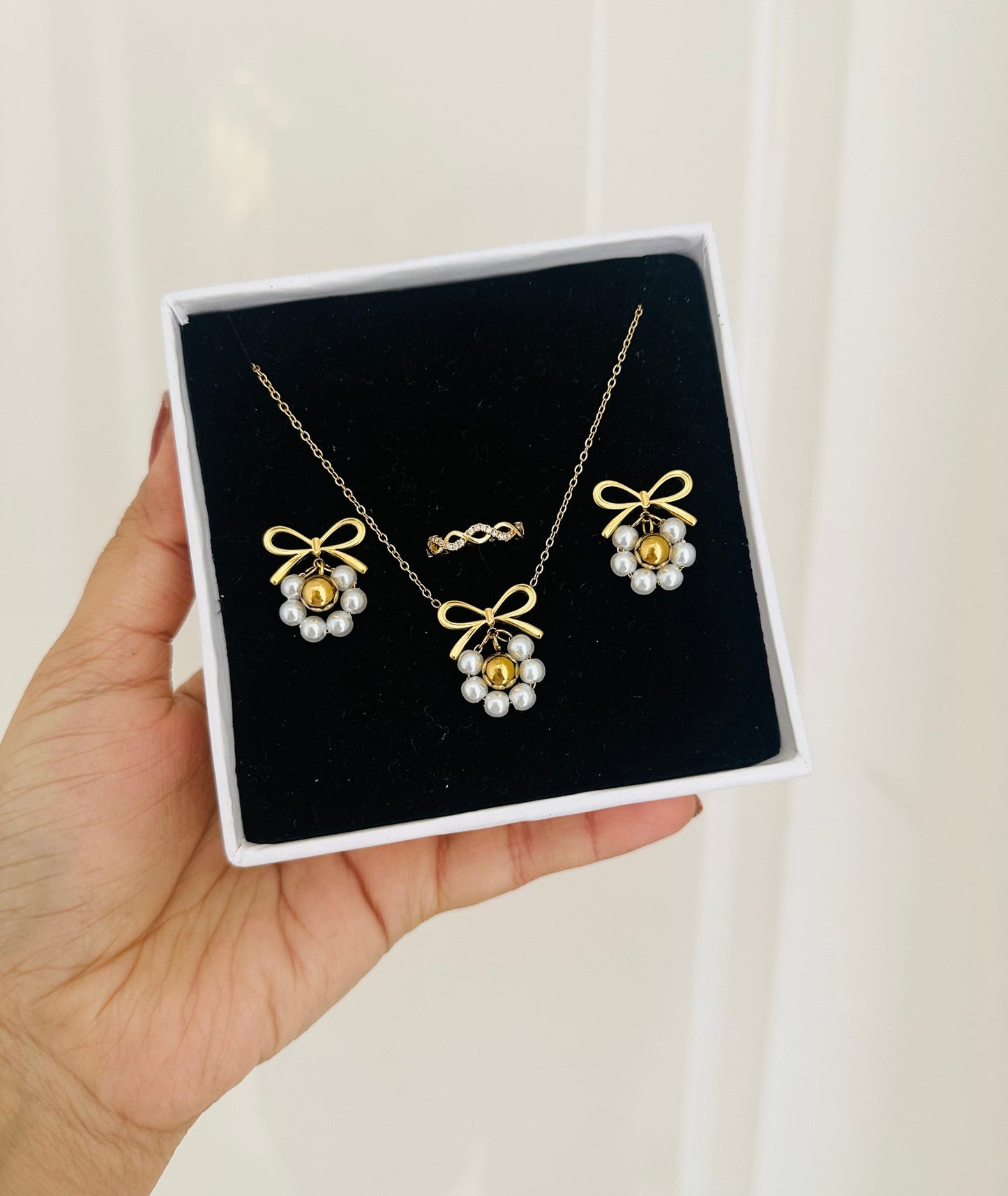 Daisy Flower and Bow-Inspired Set