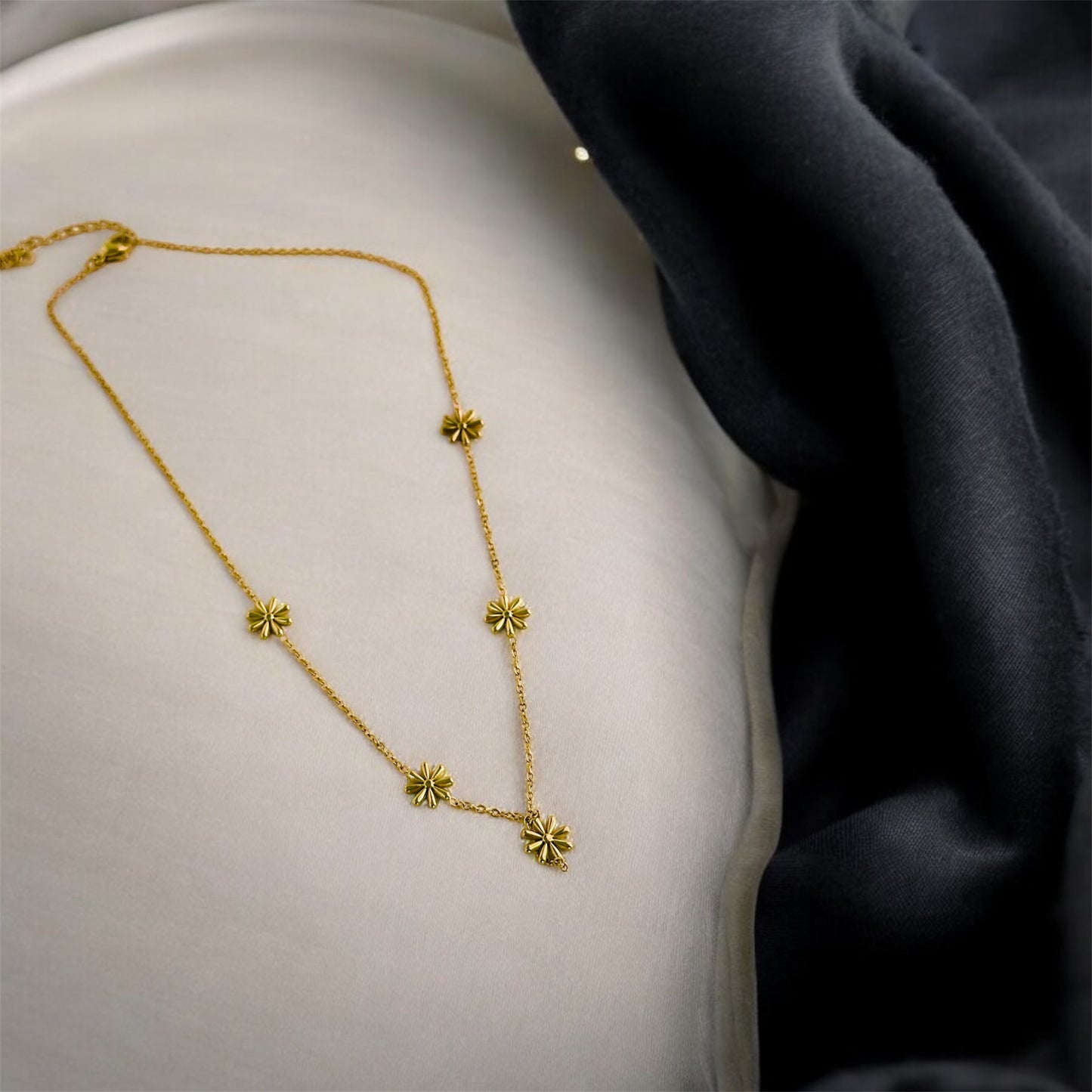 Floral Daisy Necklace